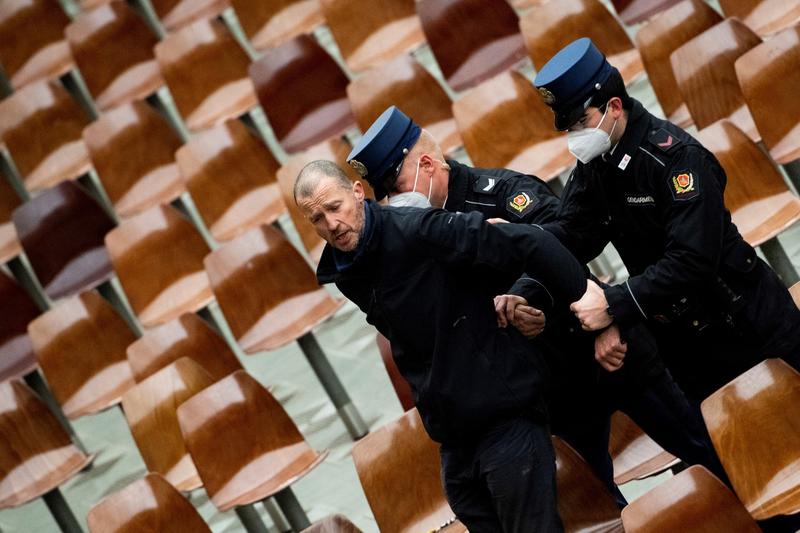 Barbatul a fost escortat in afara audierii generale de la Vatican, Foto: Tiziana FABI / AFP / Profimedia