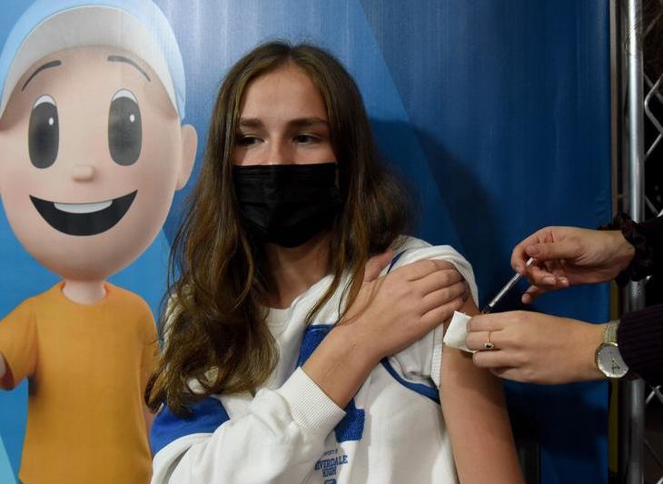 Adolescenta care s-a vaccinat anti-Covid, Foto: DEBBIE HILL / UPI / Profimedia