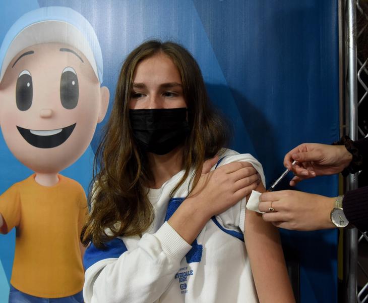 Adolescenta care s-a vaccinat anti-Covid, Foto: DEBBIE HILL / UPI / Profimedia
