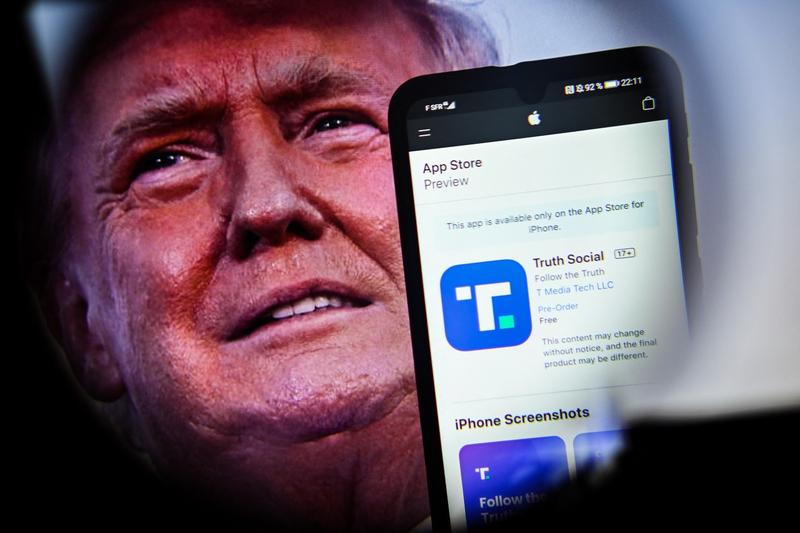 Donald Trump si Truth Social, Foto: Adrien Fillon / AFP / Profimedia