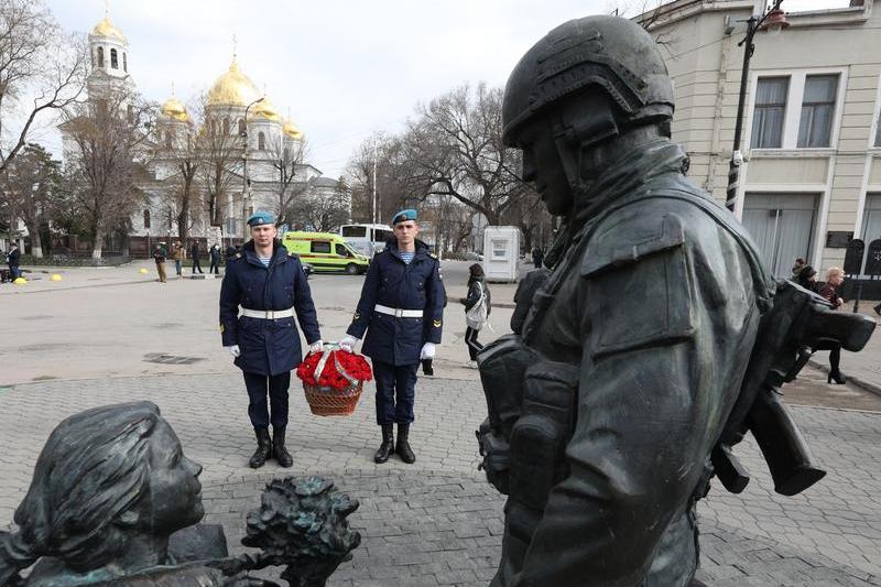 Monument din Crimeea dedicat „omuletilor verzi”, Foto: Sergei Malgavko / TASS / Profimedia