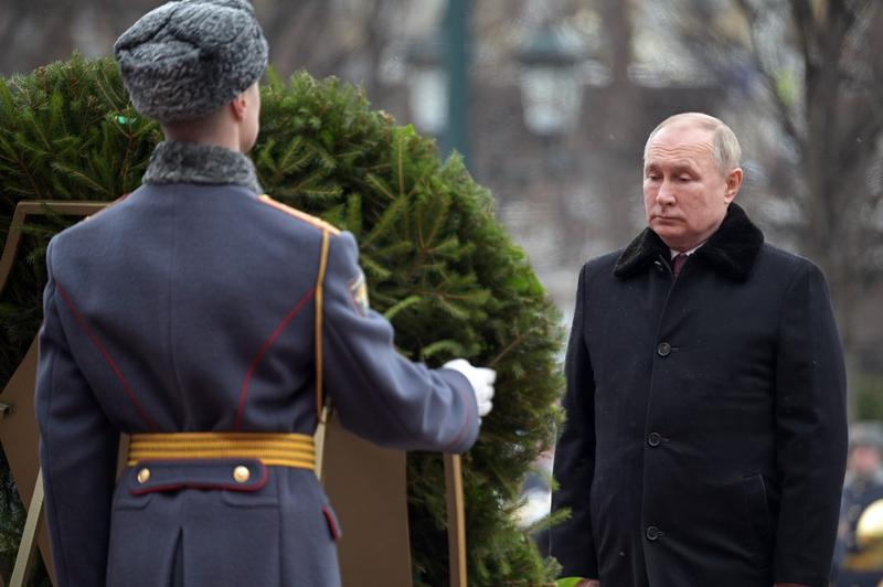 Vladimir Putin si un soldat rus la o depunere de coroane, Foto: Alexei Nikolsky / TASS / Profimedia Images