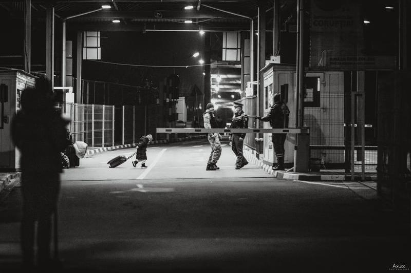 Fetița cu valiza venind din Ucraina la punctul de frontieră Sighetu Marmației, Foto: Alexandru Culac