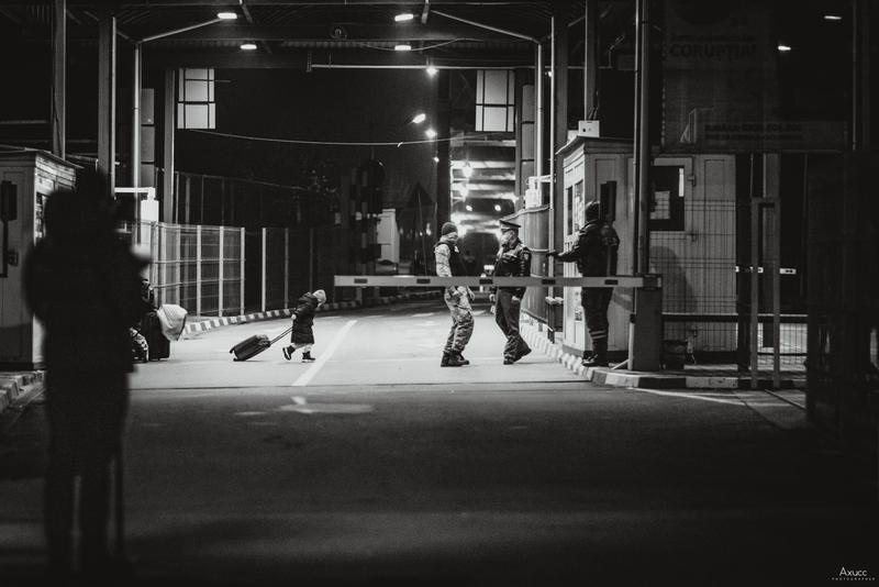 Fetița cu valiza venind din Ucraina la punctul de frontieră Sighetu Marmației, Foto: Alexandru Culac