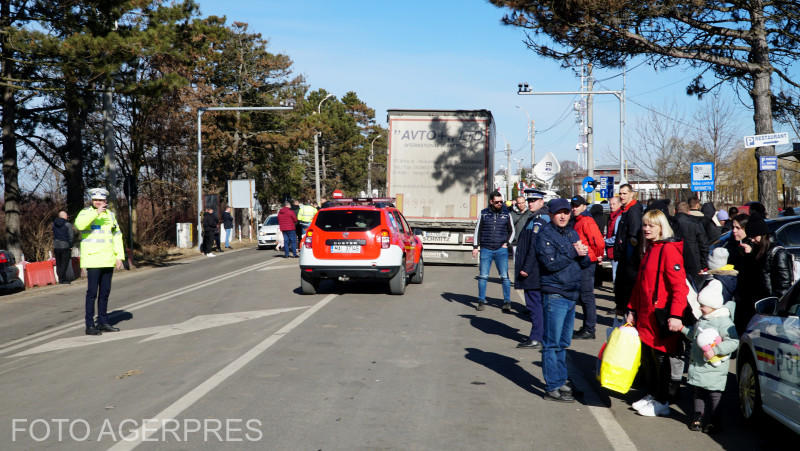 Refugiatii ucraineni care intra in Romania prin Punctul de Trecere a Frontierei de la Siret , Foto: AGERPRES