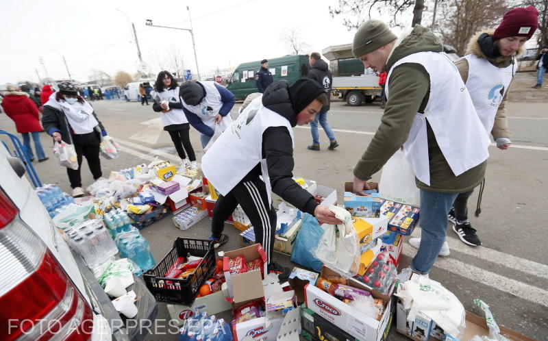 Voluntari romani care impart mancare si apa refugiatilor ucraineni in vama Siret, Foto: Agerpres