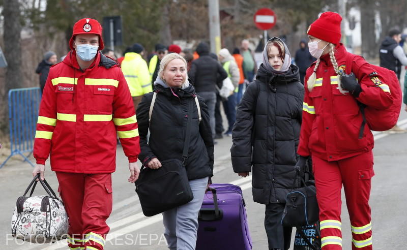 Refugiatii ucraineni, intampinati de un echipaj medical in vama Siret, Foto: Agerpres