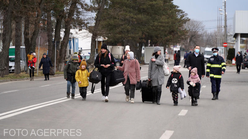 Copii refugiati ucraineni alaturi de mamele lor, in vama Siret, Foto: Agerpres