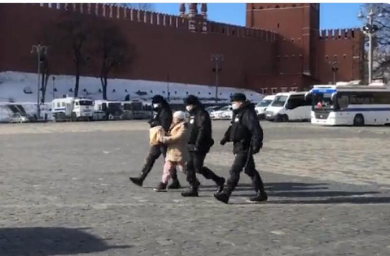 Femeie care avea o sacosa cu mesajul Nu razboiului, retinuta pe strada langa Kremlin, Foto: Captura