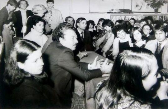 Nicolae Corjos, în centrul imaginii, regizorul filmului Liceenii, Foto: news.ro