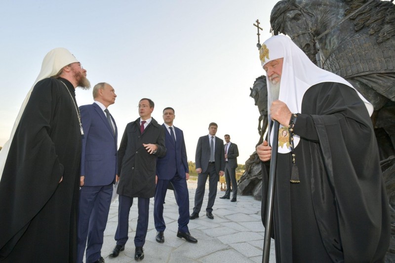 Pelerinaje „all inclusive”, bani pe card și mesaje online: Rețeta prin care Rusia a convins preoți ortodocși din Republica Moldova să influențeze alegerile