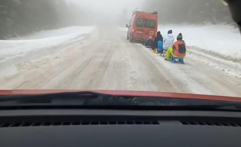 Copii pe sanii trase de un microbuz, Foto: Captura video