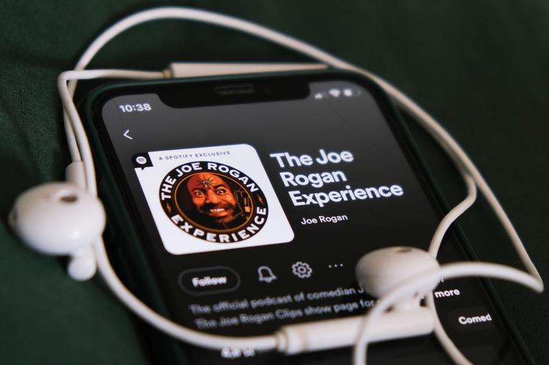 Joe Rogan a pus Spotify intr-o pozitie delicata, Foto: Jakub Porzycki/NurPhoto / Shutterstock Editorial / Profimedia