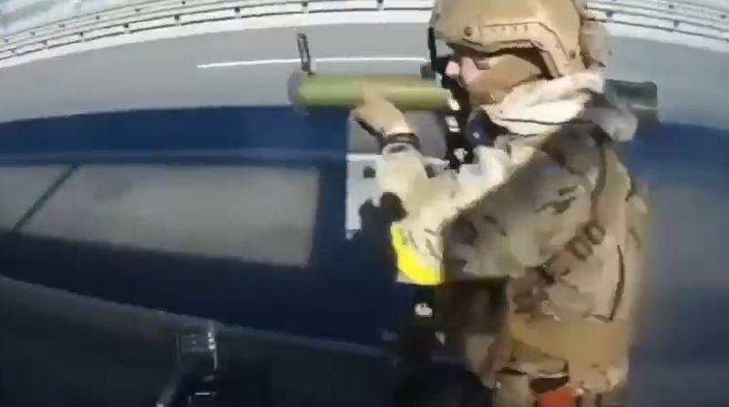 Militar ucrainean care ataca blindatele rusesti, Foto: Colaj foto