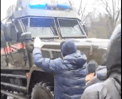 Ucraineni in fata vehiculelor militare ruse, Foto: captura video