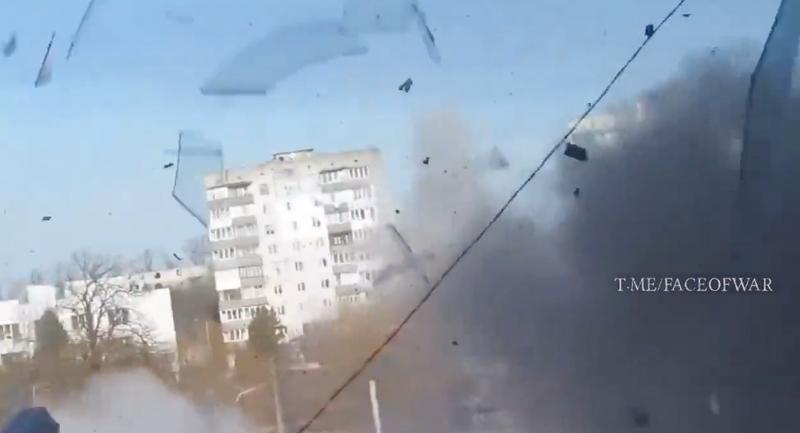 un tanc trage într-o cladire din care se filma, Foto: Captura