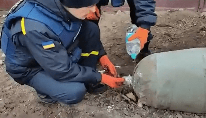 Ucrainenii dezamorseaza o bomba cu apa, Foto: Captura video