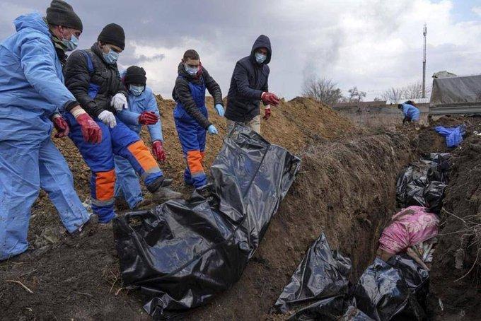 Civili ucisi la Mariupol si ingropati în gropi comune, Foto: Nexta