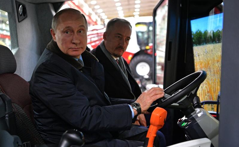 Vladimir Putin inspectand un tractor, Foto: Alexei Druzhinin / Zuma Press / Profimedia