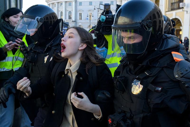 Manifestanți împotriva războiului, ridicați de poliție la Sankt Petersburg, Foto: AFP / AFP / Profimedia