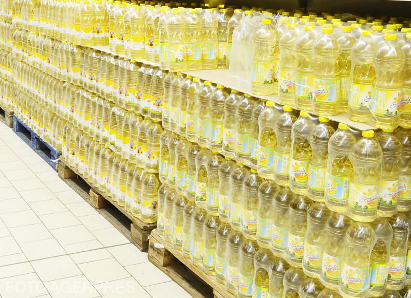 Sticle cu ulei de floarea-soarelui, Foto: Agerpres