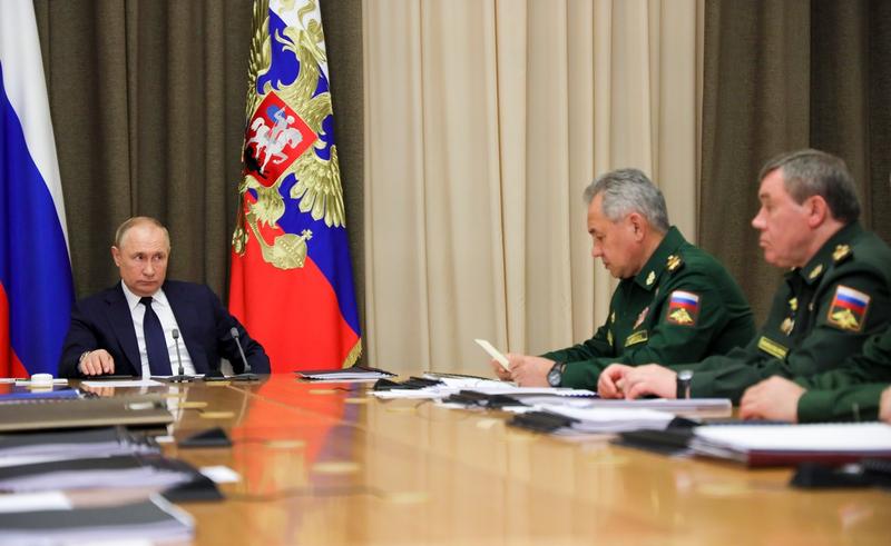 Vladimir Putin alaturi de Serghei Soigu si Valeri Gherasimov, Foto: Yevgeny Paulin / TASS / Profimedia Images