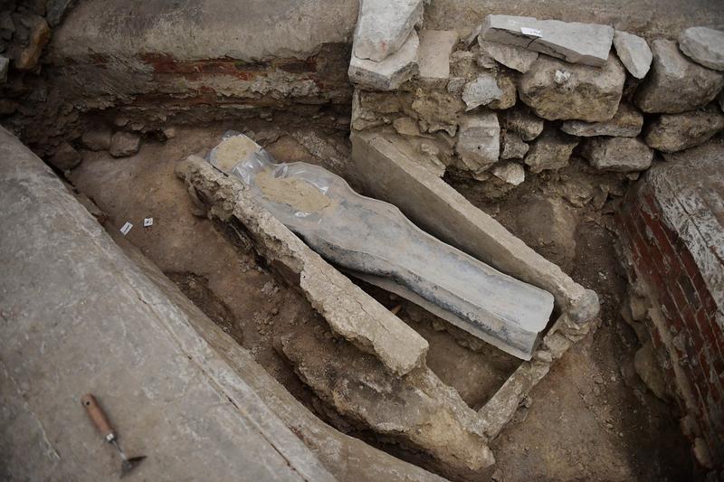 Sarcofag de plumb descoperit la Catedrala Notre-Dame, Foto: Julien de Rosa / AFP / Profimedia Images