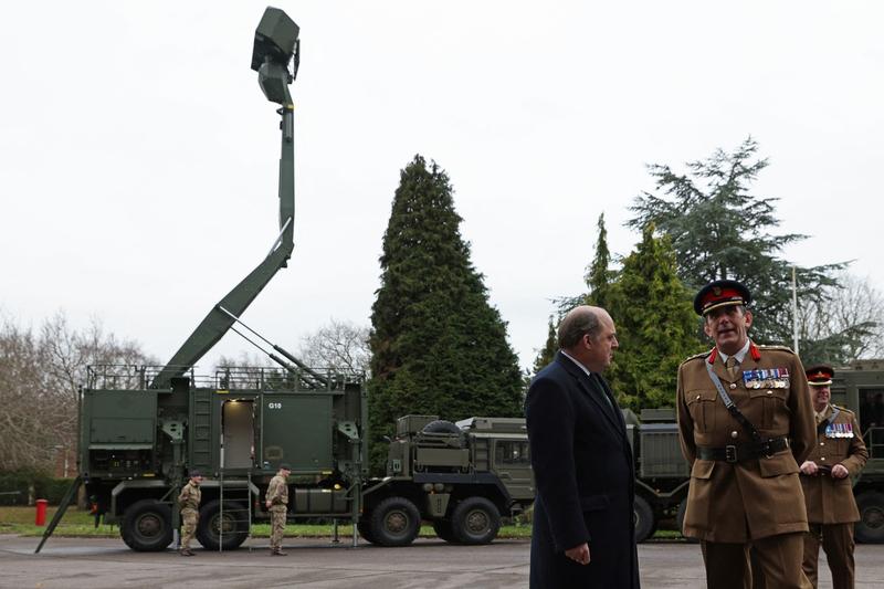 Ministrul britanic al apărării, Ben Wallace, lângă un radar al sistemului Sky Saber în ianuarie 2022, Foto: Adrian DENNIS / AFP / Profimedia