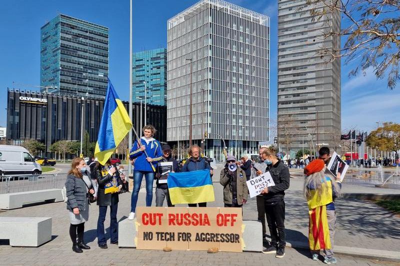 Protestul unui grup de ucraineni la MWC Barcelona, Foto: Hotnews