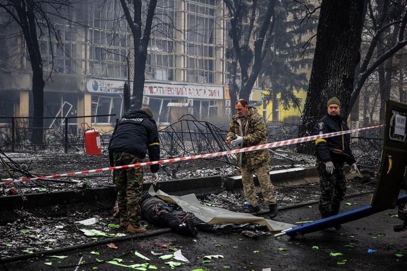 Morti pe străzile din Kiev, după bombardamentele rusești, Foto: Dimitar DILKOFF / AFP / Profimedia