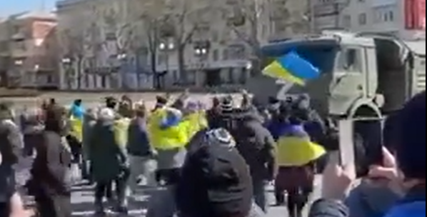 protestatarii ucraineni imping inapoi un camion rusesc, Foto: Captura video