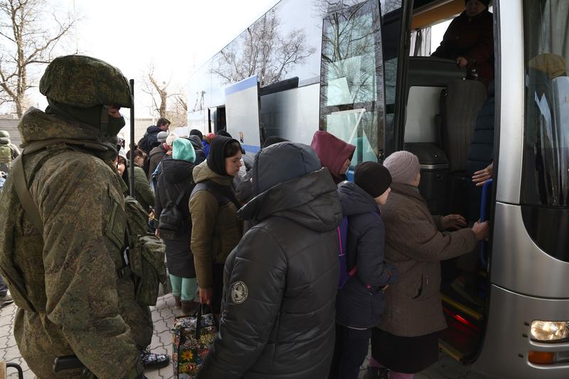 Cetățeni ucraineni urcă într-un autobuz spre Rusia, Foto: Mikhail Tereshchenko / TASS / Profimedia