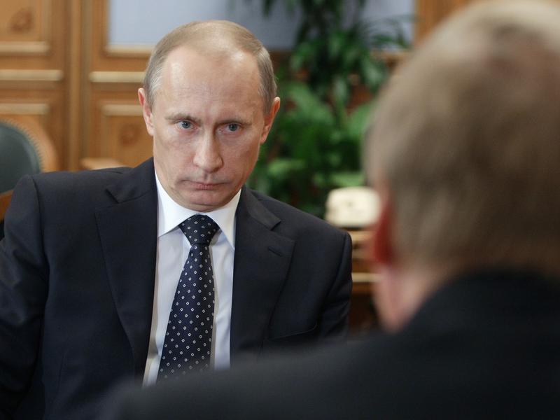 Vladimir Putin la o intalnire cu Anatoli Ciubais (cu spatele), Foto: Alexsey Druginyn / Sputnik / Profimedia Images