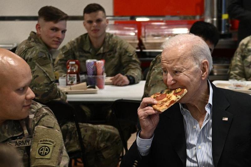 Joe Biden a mâncat pizza cu militarii americani dislocaţi în Polonia, Foto: Brendan Smialowski / AFP / Profimedia