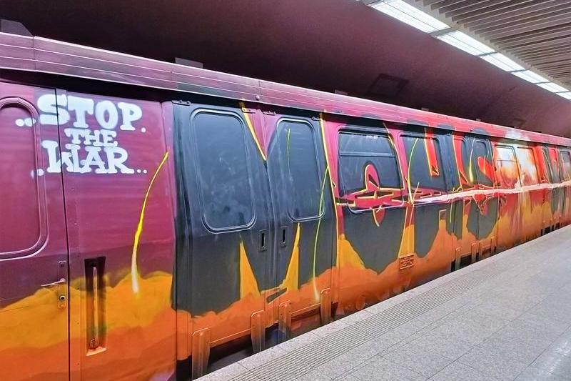 Stop the war - graffiti metrou, Foto: Hotnews