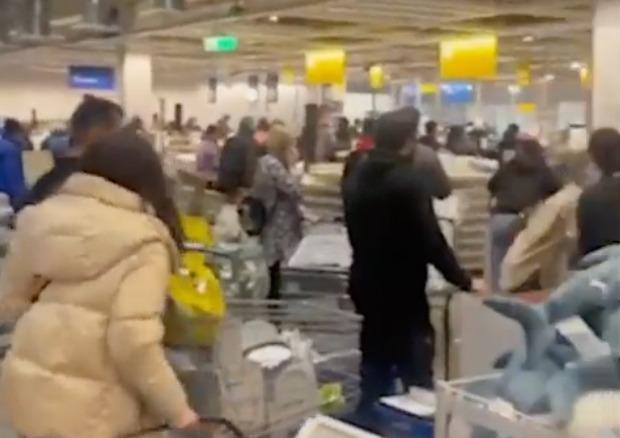 cozi imense in magazine ikea din Rusia, după ce grupul a anunțat suspendarea operatiunilor, Foto: Captura