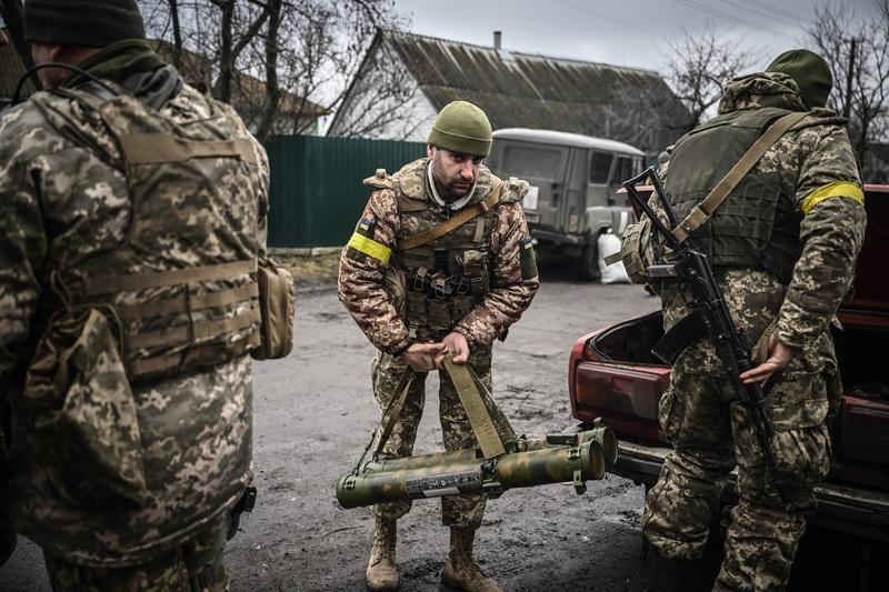 Militari ucraineni se pregatesc de luptă lângă Kiev, Foto: Aris Messinis / AFP / Profimedia Images