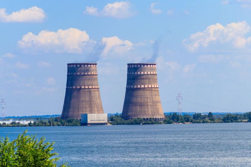 Turnuri de racire de la centrala Zaporojie, Foto: Olya Solodenko, Dreamstime.com