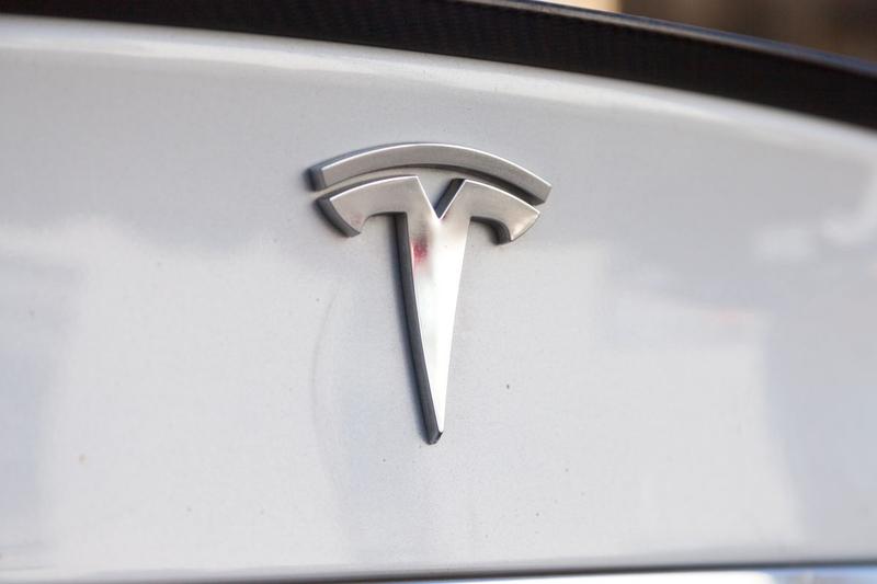 Logo Tesla Motors, Foto: J Hüttenhölscher, Dreamstime.com