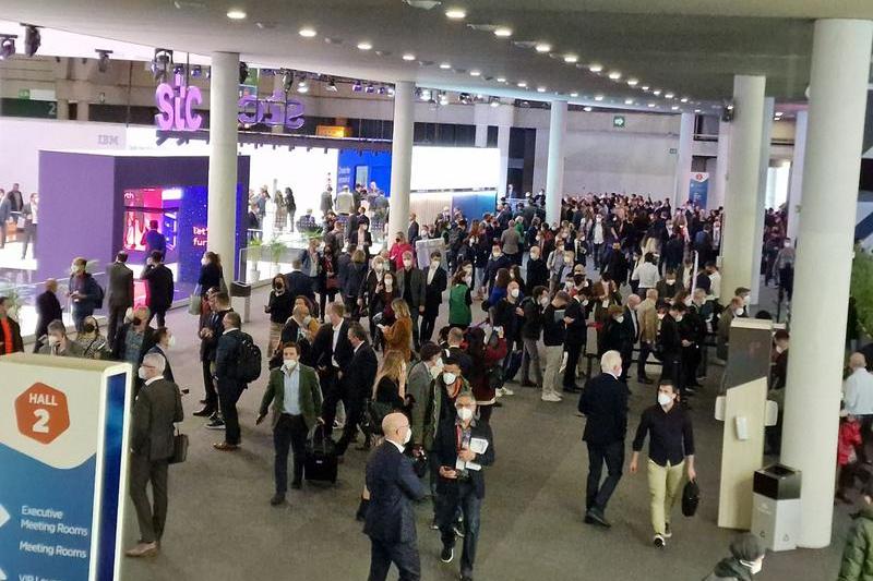 Hala plina de lume la targul Mobile World Congress Barcelona 2022, Foto: Hotnews