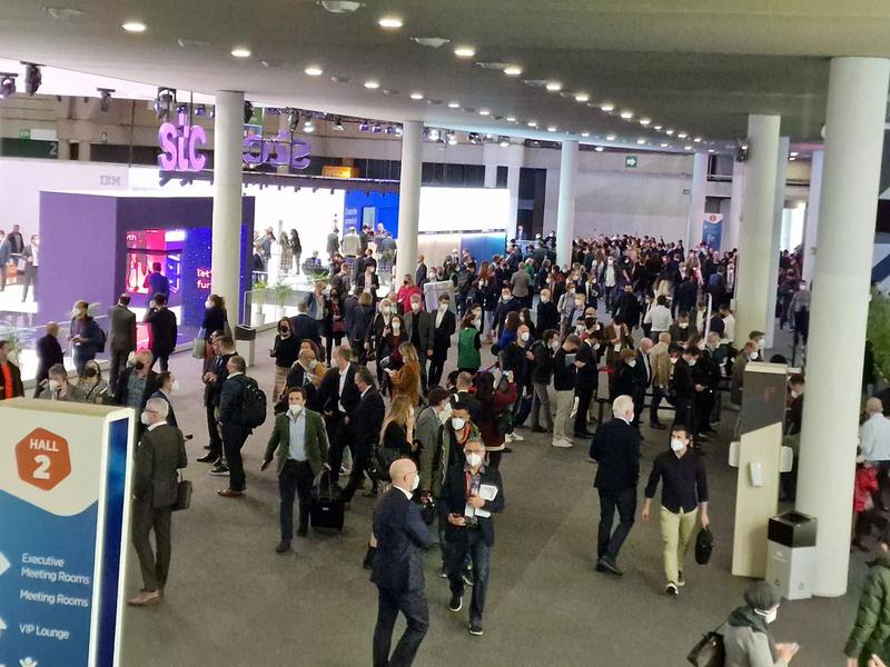 Hala plina de lume la targul Mobile World Congress Barcelona 2022, Foto: Hotnews