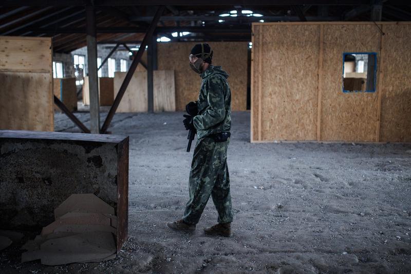 Civil ucrainean cu arma in mana in Liov, Foto: Europa Press/ABACA / Abaca Press / Profimedia