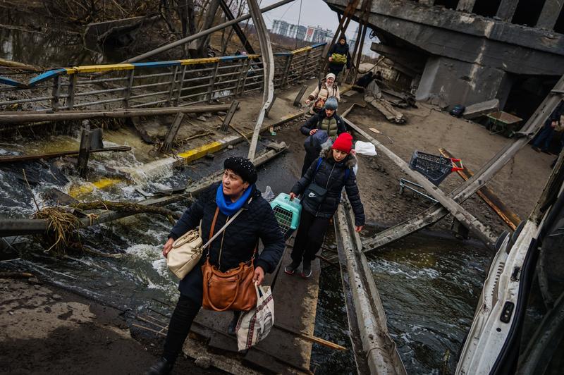 Ucraineni încercând să fugă din calea războiului, Foto: Profimedia Images