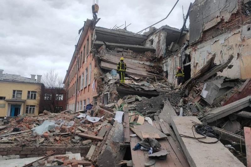 Școală din Cernihiv, distrusă de bombardamentele rușilor, Foto: STR / AFP / Profimedia