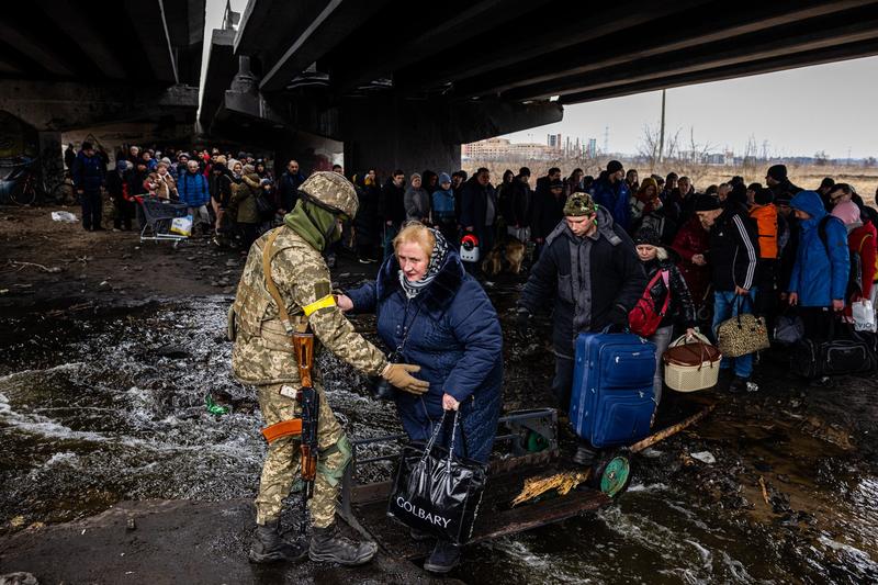 Evacuarea unor civili ucraineni din Irpin, Foto: Dimitar DILKOFF / AFP / Profimedia