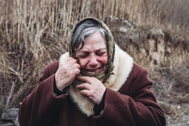 O femeie din Ucraina izbucneste in lacrimi dupa ce a fost nevoita sa isi abandoneze casa din cauza bombardamentelor rusesti, Foto: Diego Herrera / Zuma Press / Profimedia Images