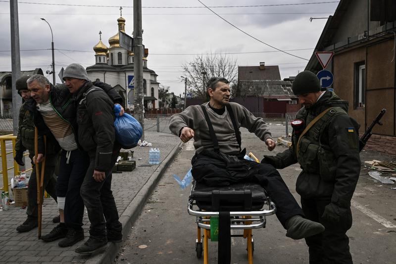 Civili ucraineni evacuati din Irpin, Foto: Aris Messinis / AFP / Profimedia Images