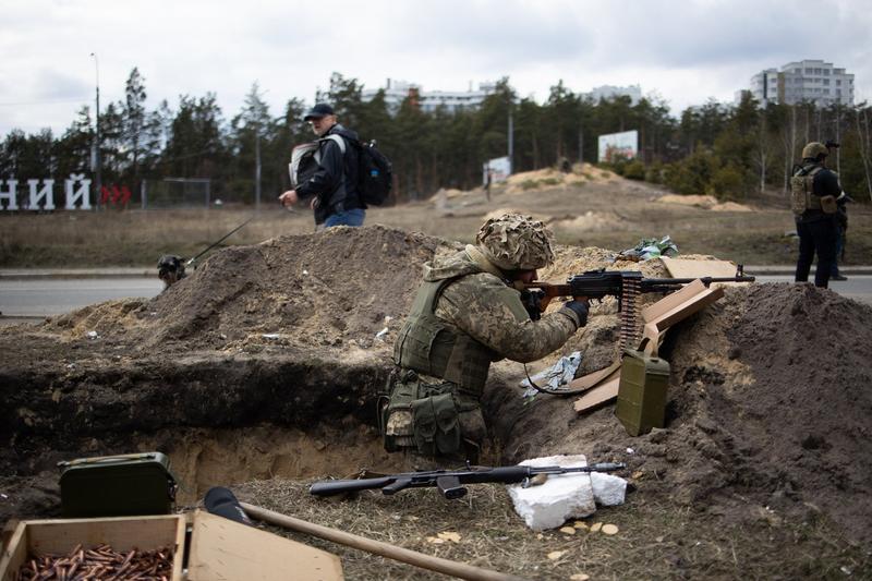 Militari ucraineni păzesc străzile care intră în Kiev, Foto: Lafargue Raphael/ABACA / Abaca Press / Profimedia