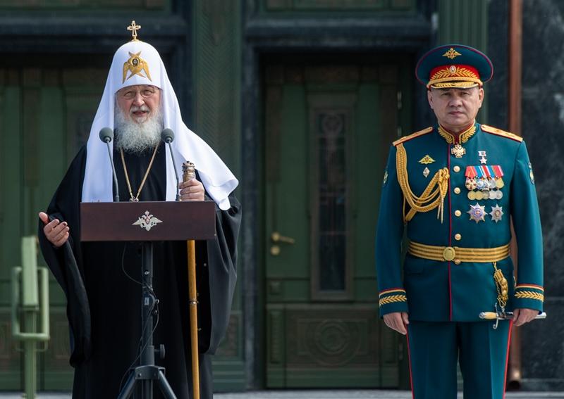 Patriarhul Kiril al Rusiei alaturi de ministrul apararii Serghei Soigu, Foto: Evgeny Odinokov / Sputnik / Profimedia Images