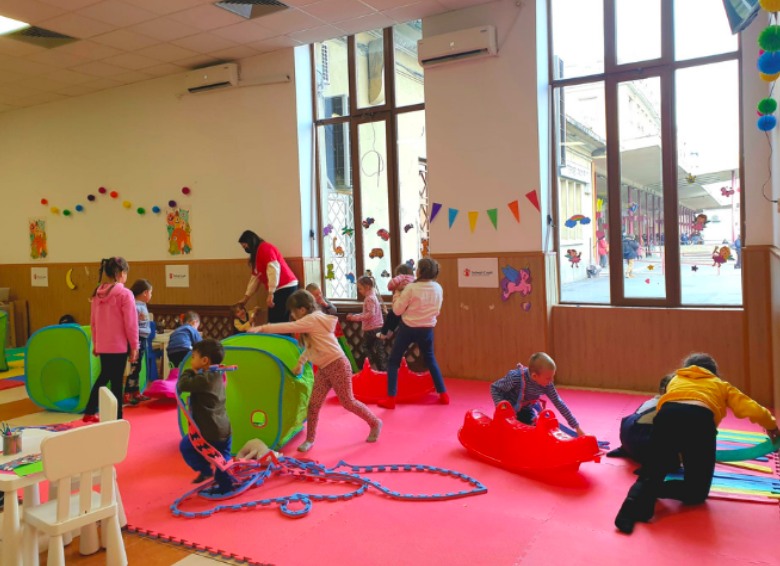 Copii refugiati din Ucraina se joaca in spatiul special din Gara de Nord, Foto: Salvati Copiii Romania